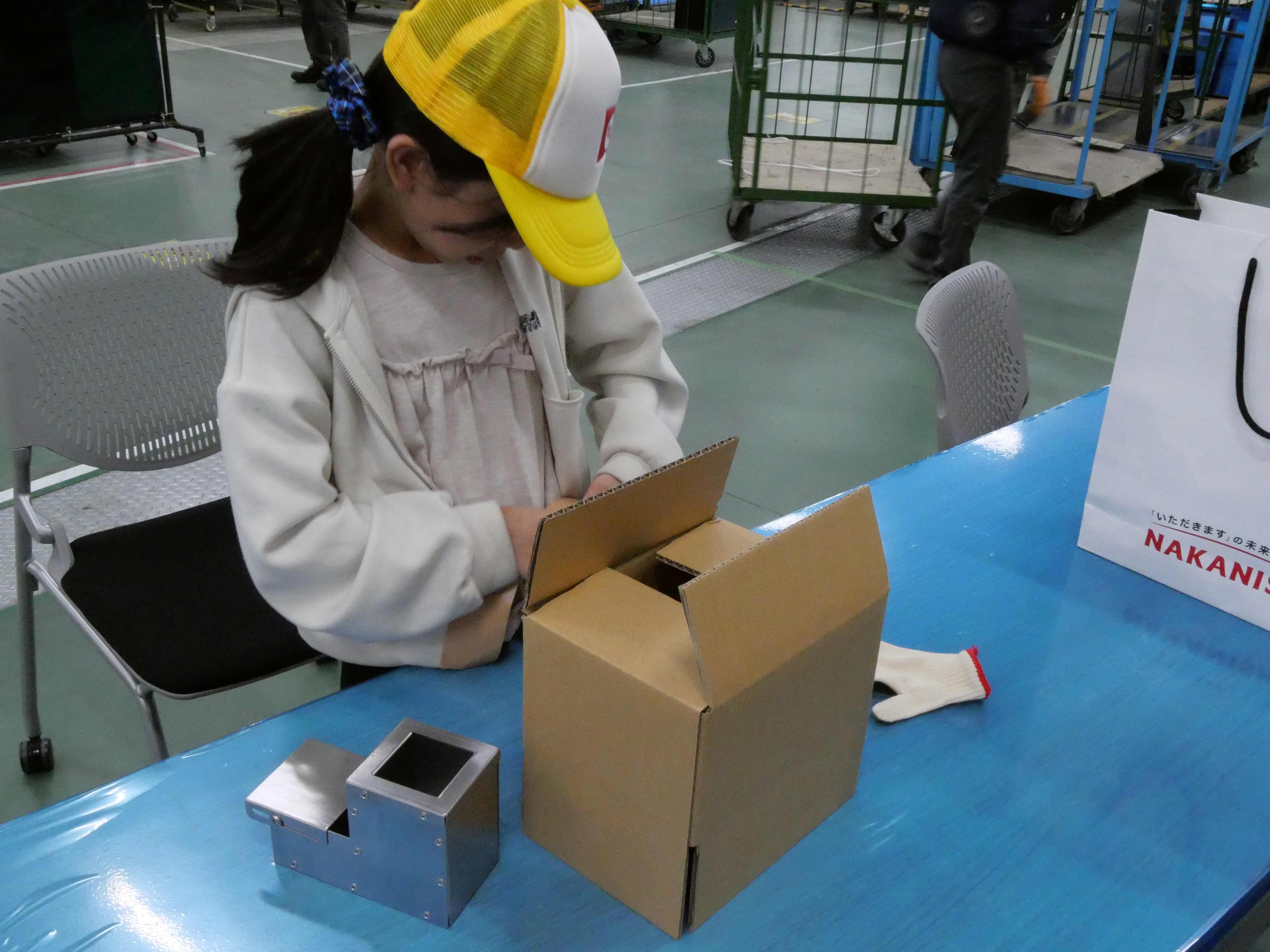 午前中に製作したペン立てを自分で梱包