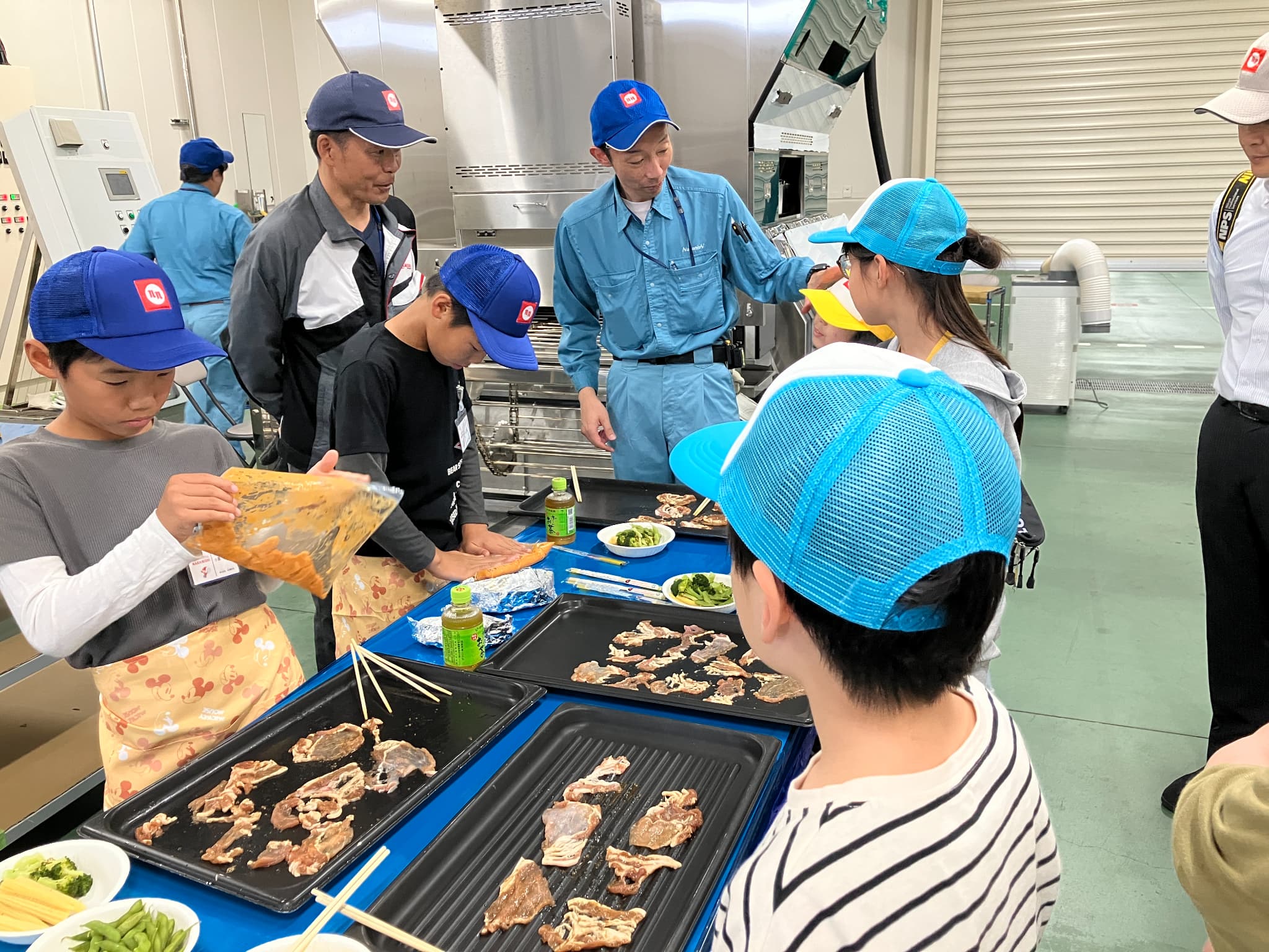 天板にお肉を載せます