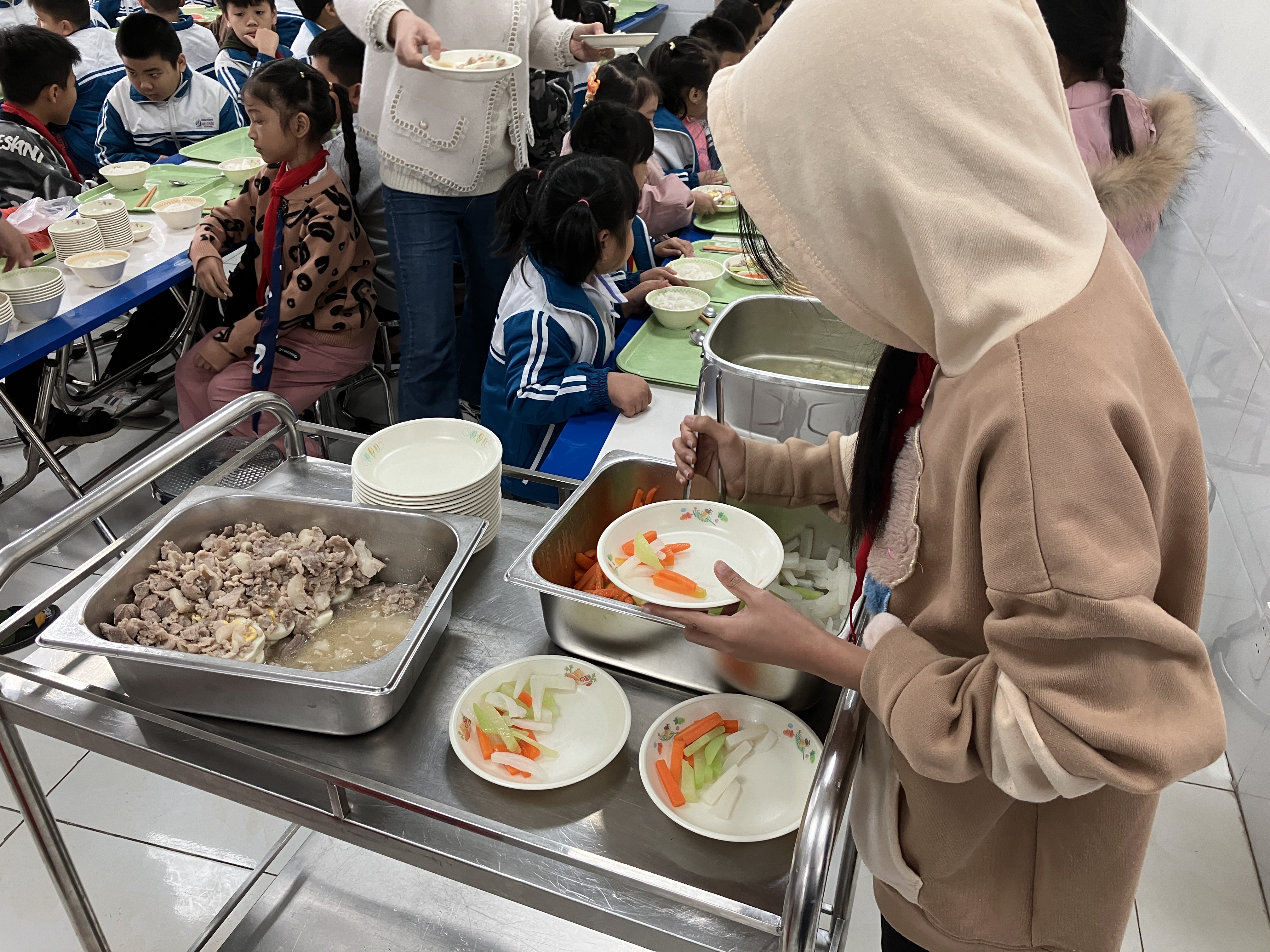 みんなの食事を取り分けています