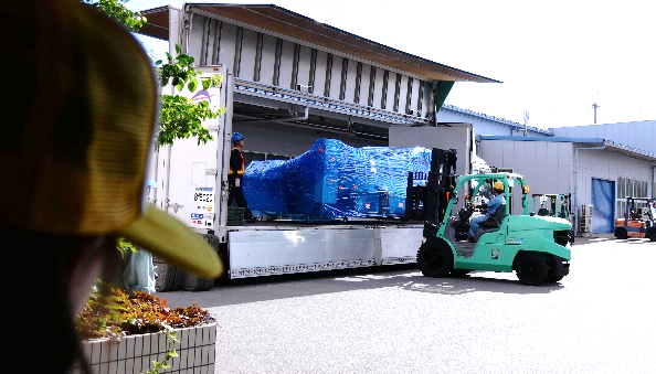 車より大きい機械を軽々と運んでいきます。