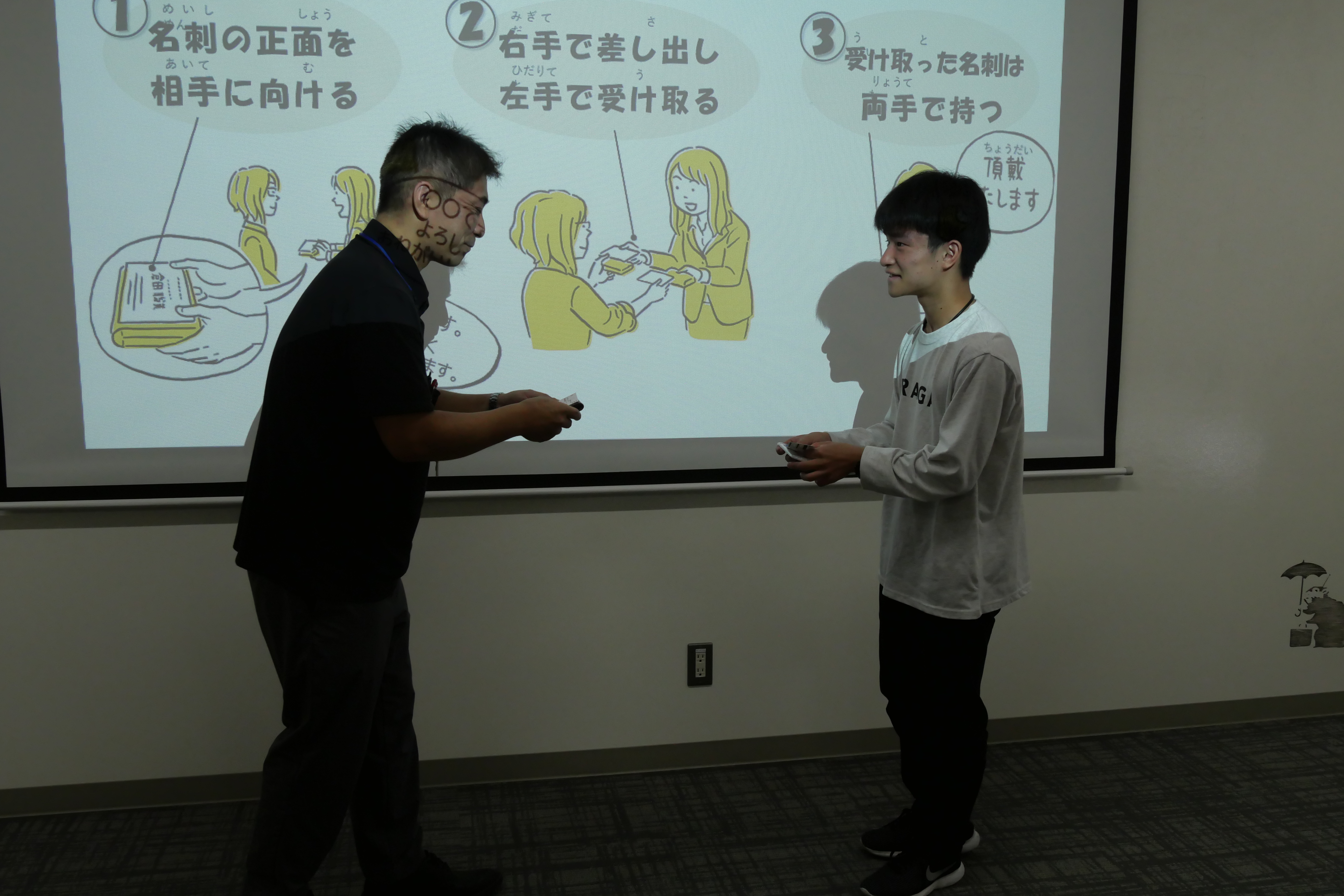 緊張の中、はじめての名刺交換!