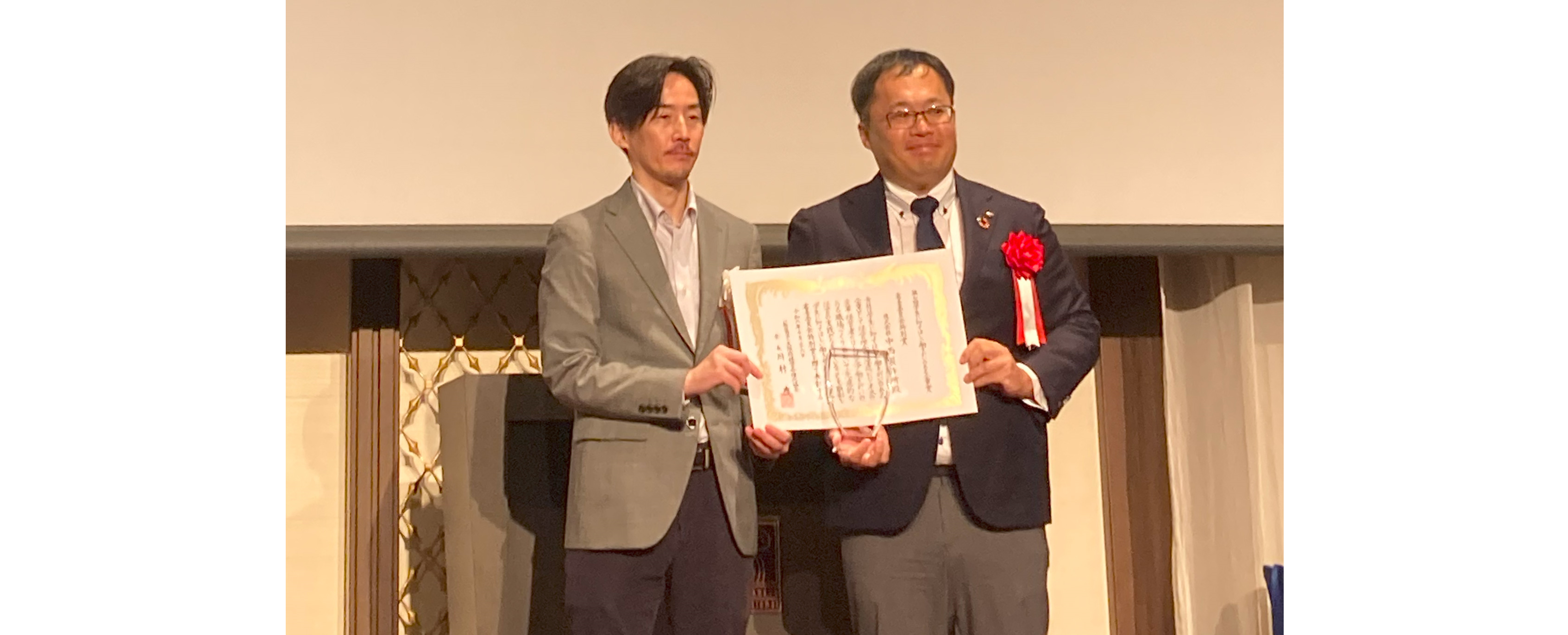 左:大阪経済大学経営学部教授 審査委員長 高原 龍二様 右:中西製作所 代表取締役社長 中西 一真