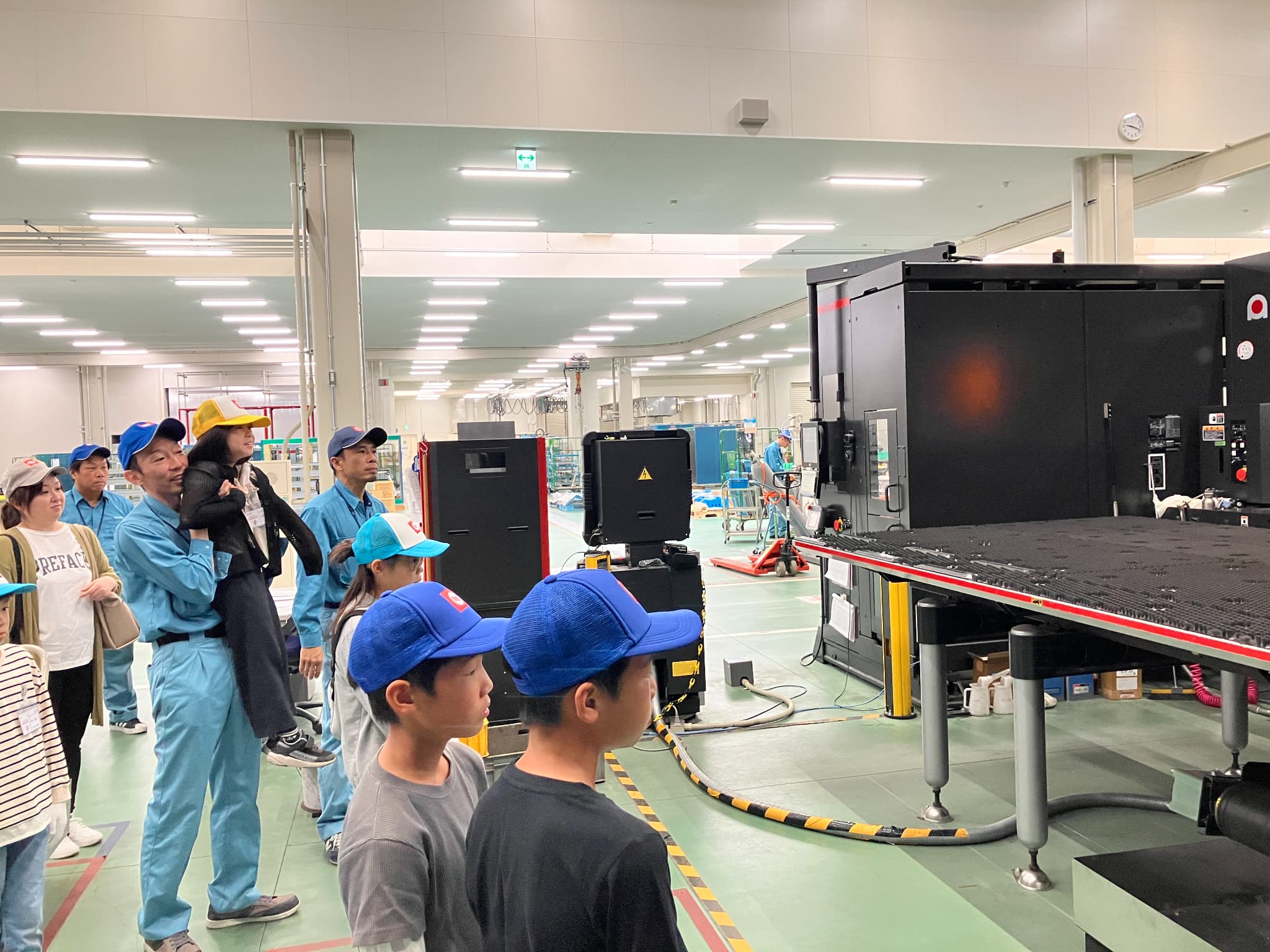 大きな機械が自動で動いている様子に興味津々!