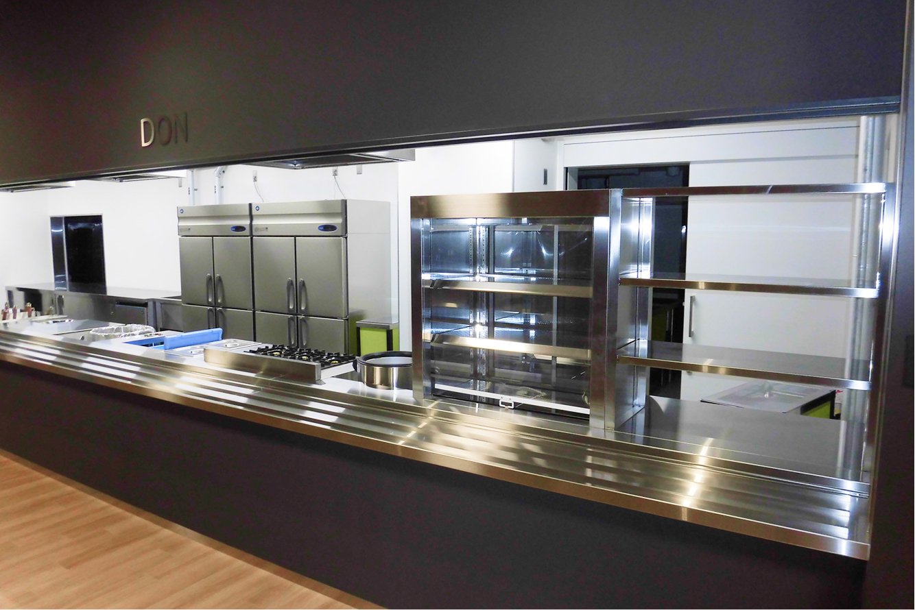 メニューごとのアイランド型で厨房を分散