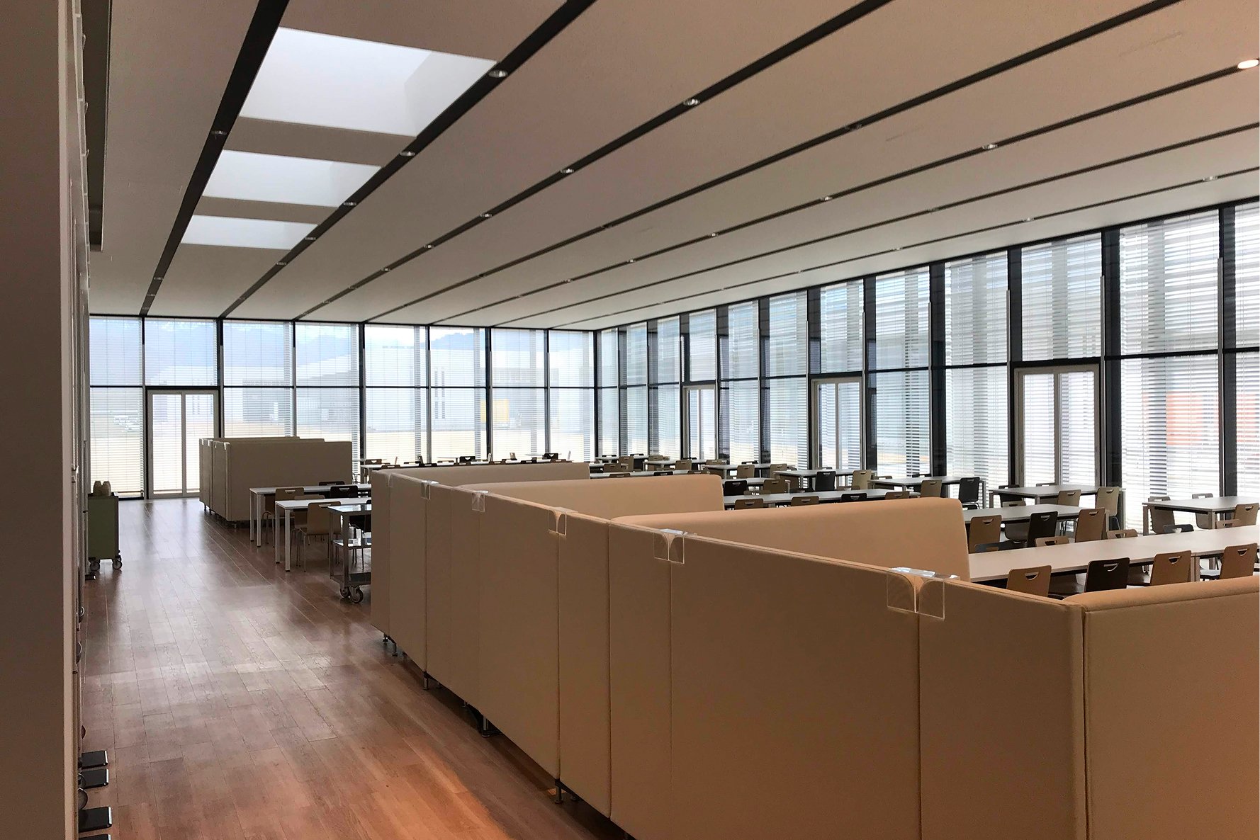 高い天井とガラス張りの空間は解放感を与えます。