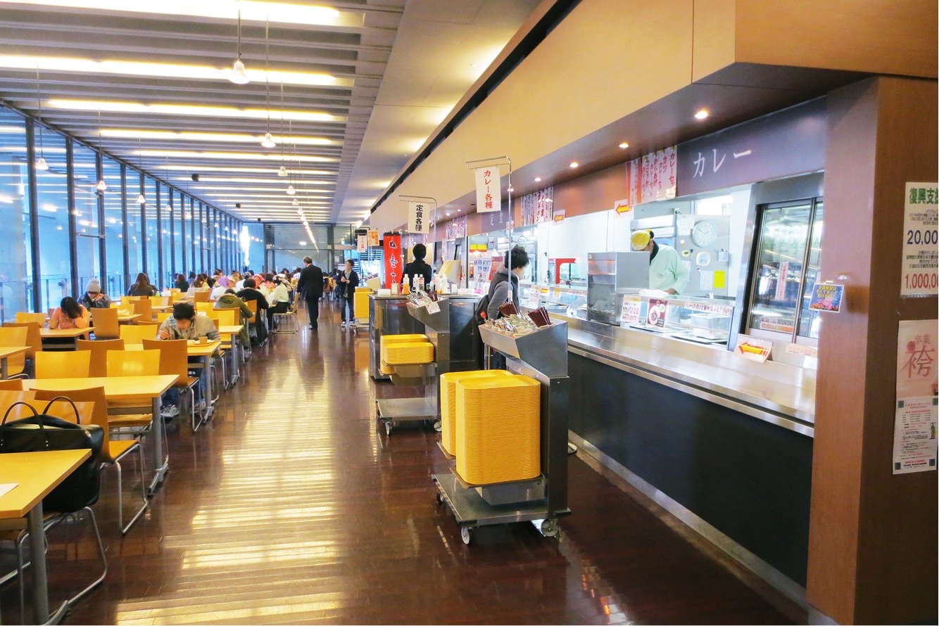 回転数のある大規模な食堂でも、混雑しないよう動線を工夫しています。