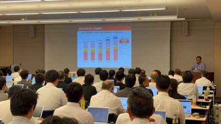 社員を鼓舞する中西社長