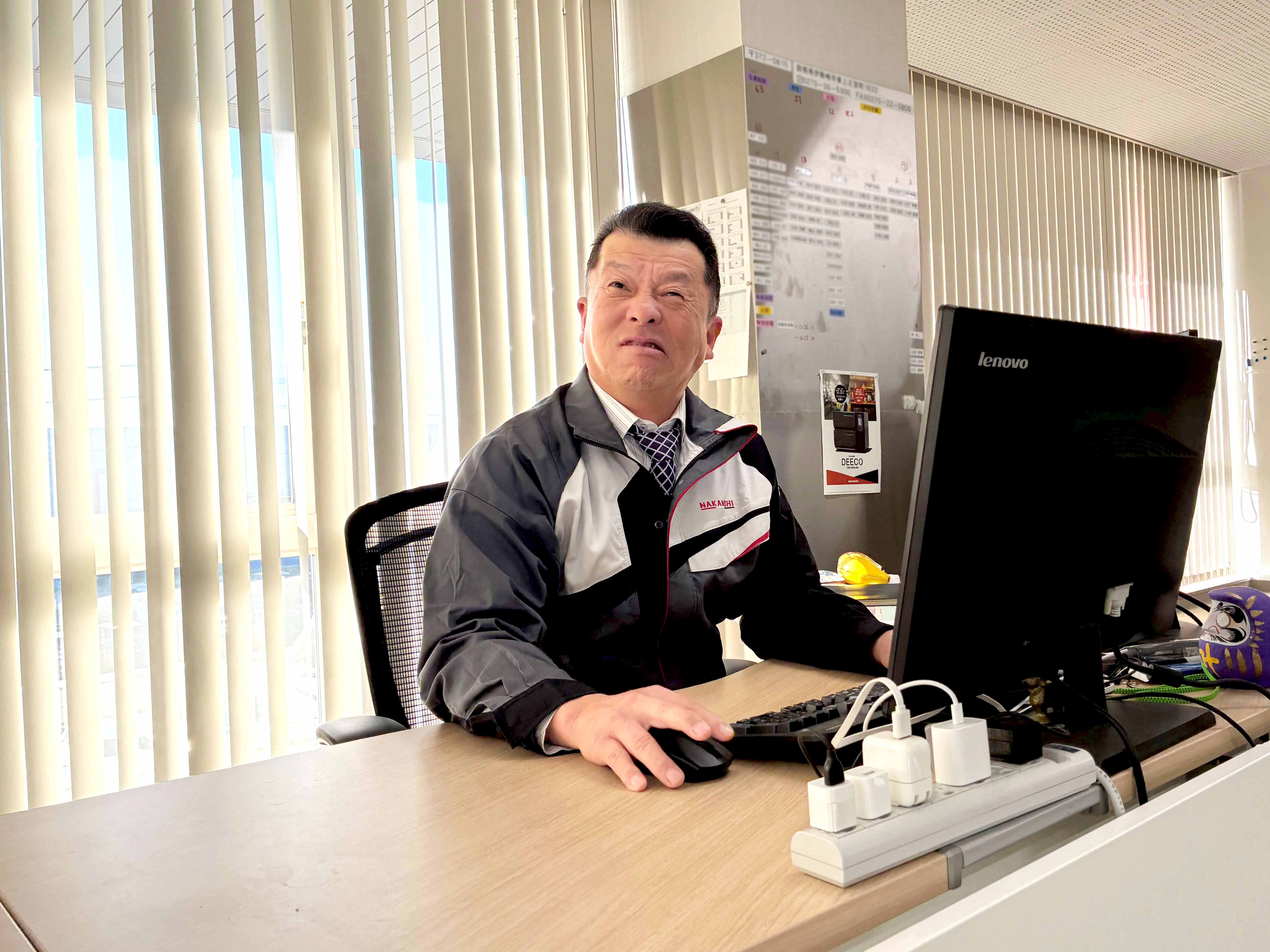 変顔をするおちゃめな山中工場長