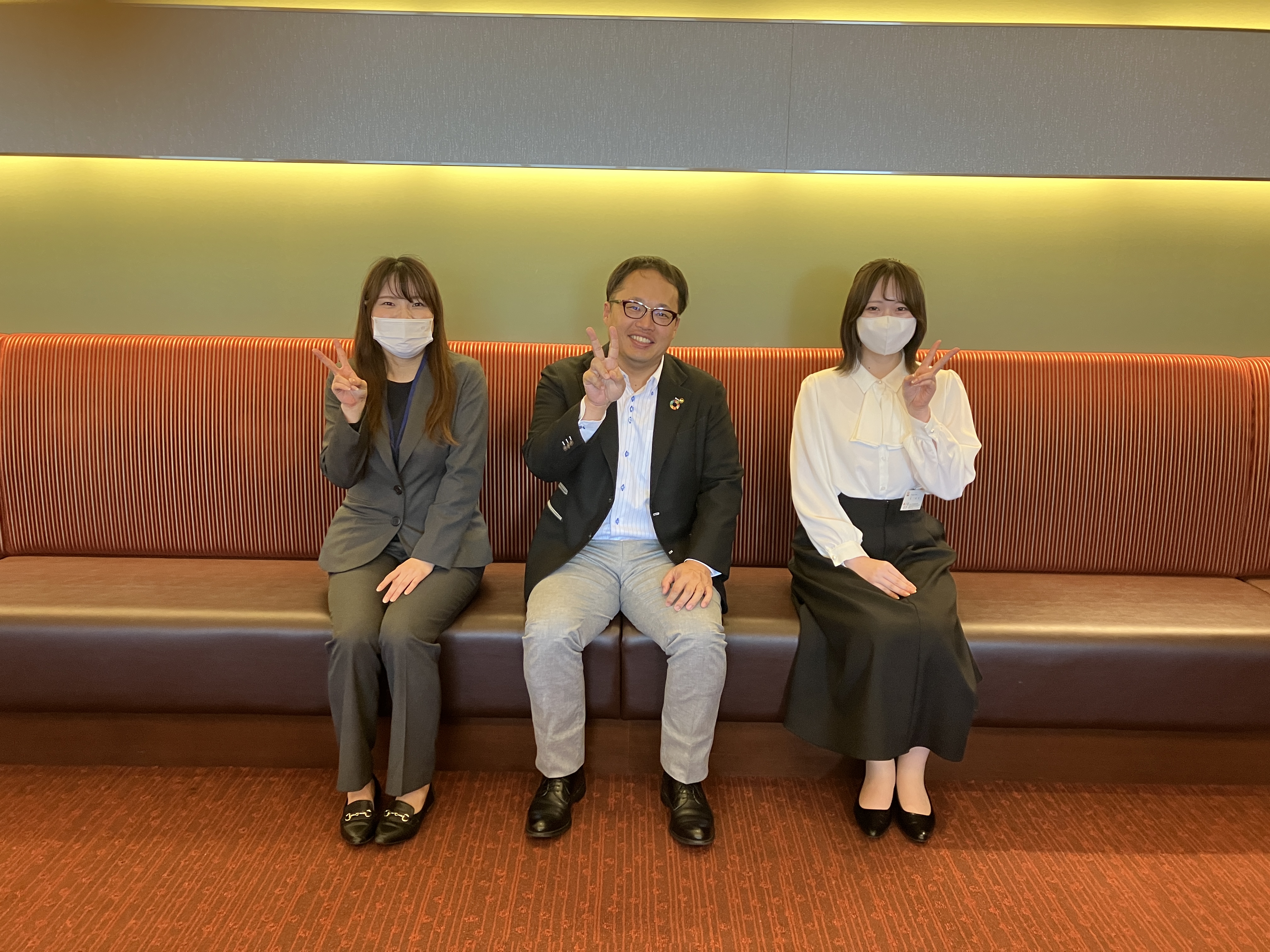左から：宮地(女子会)、中西一真社長、東(女子会)