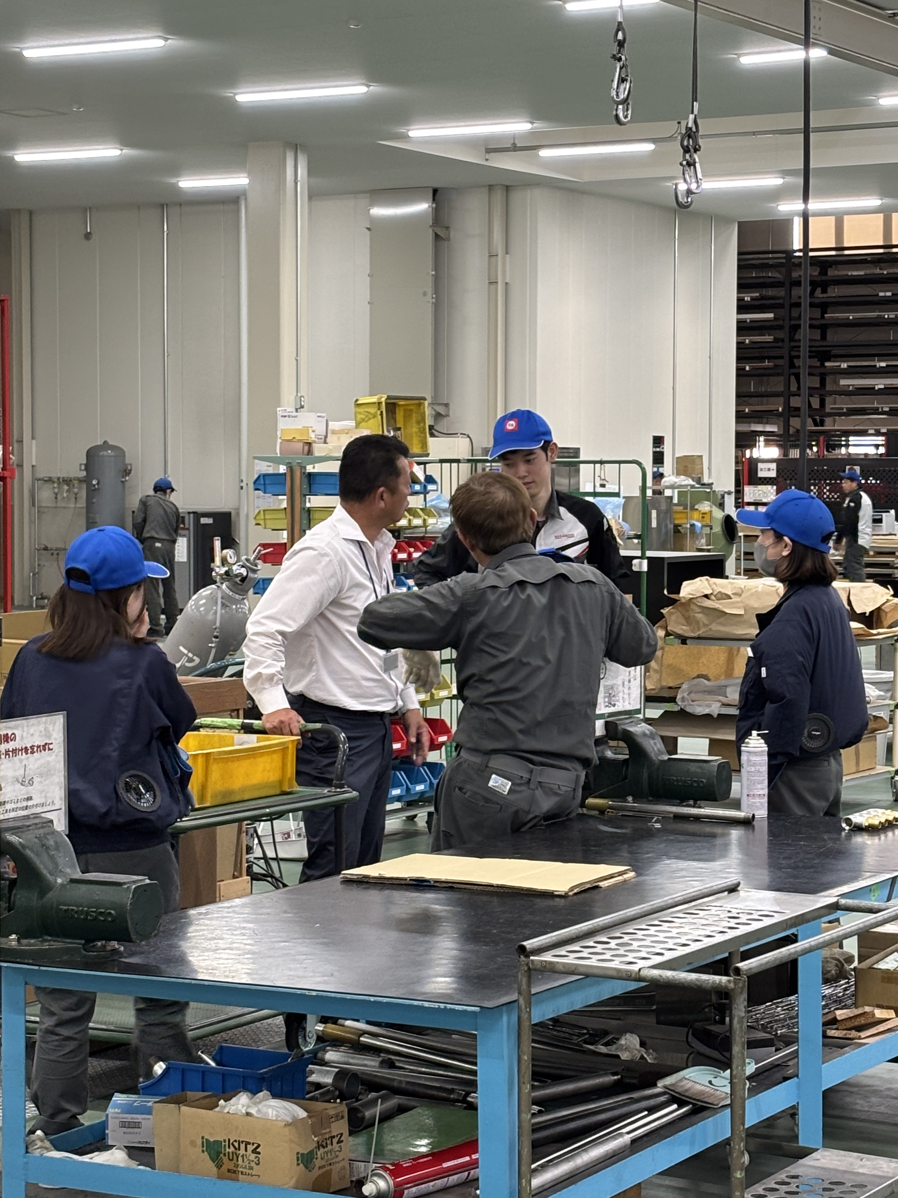 山中工場長と現場で働く社員の様子